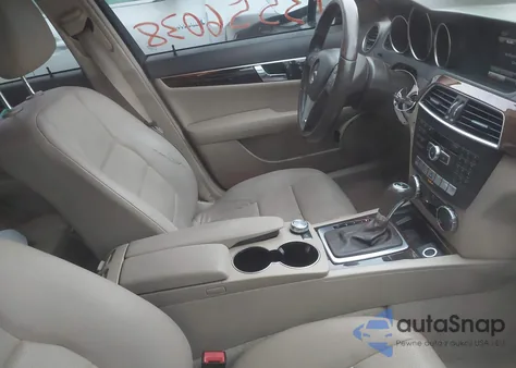 2013 Mercedes-Benz C 300 Sport 4Matic z USA, uszkodzony, nr VIN WDDGF8ABXDR296681